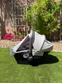 Nuna PIPA RX Car seat With RELX base - Barely Used