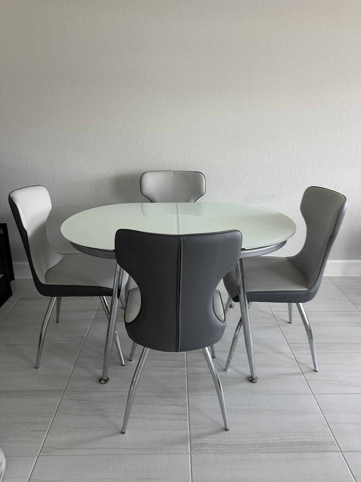 El Dorado Table And Chairs