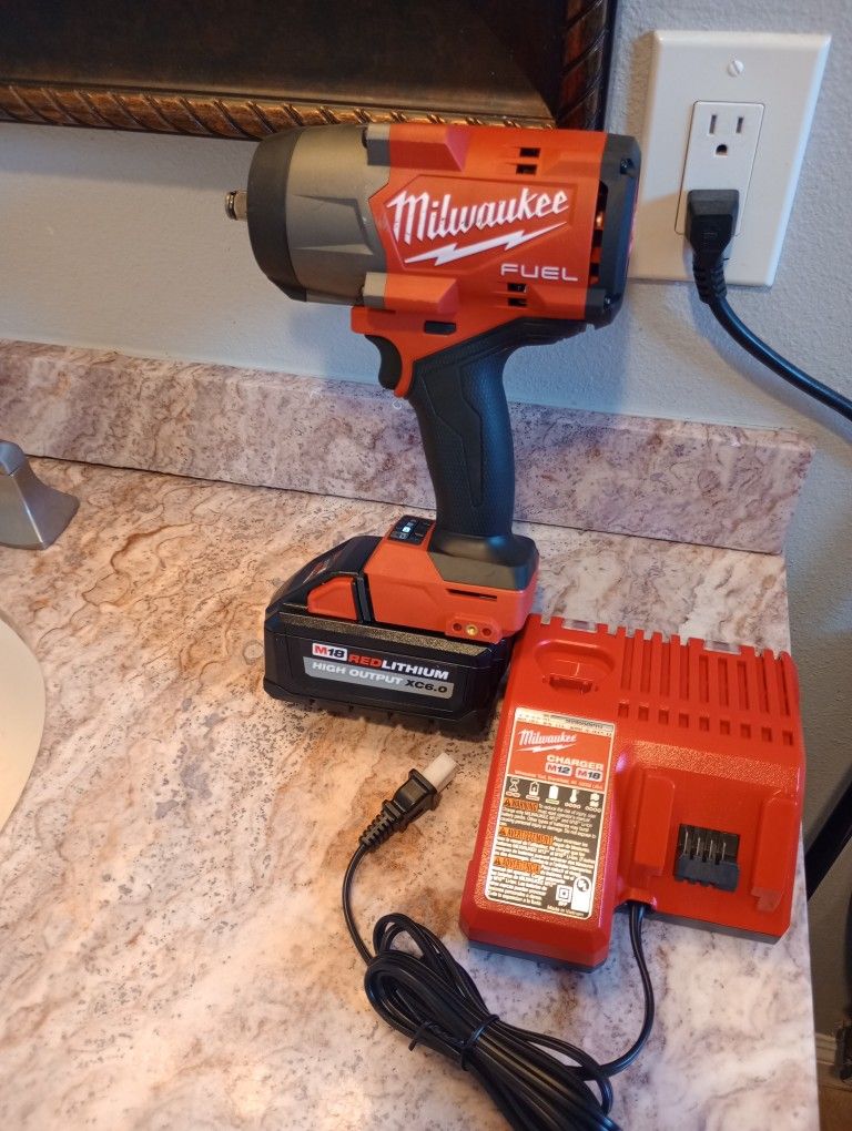 Impacto Milwaukee De 1/2 Con BaterĂa Y Cargador