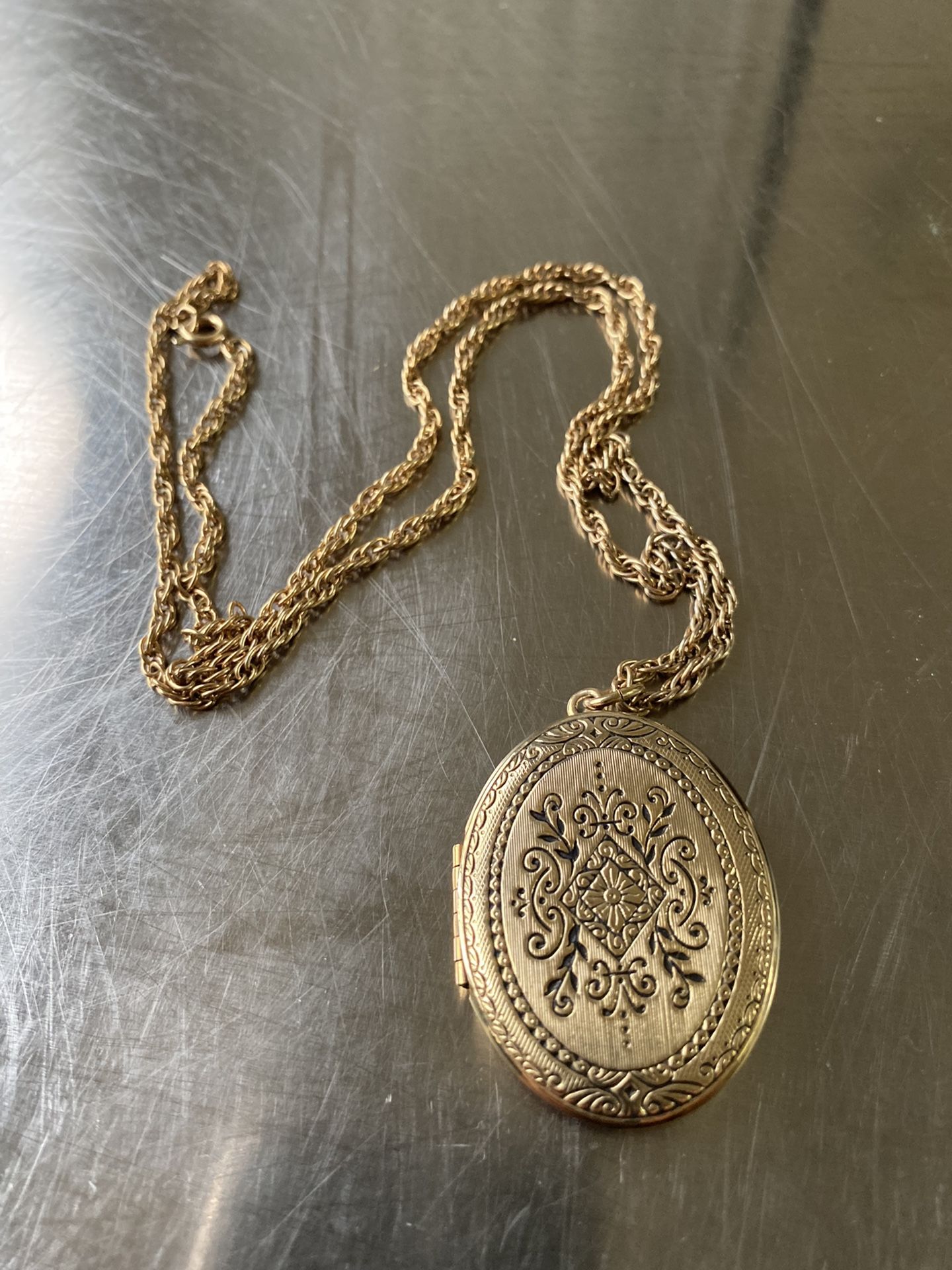 Vintage gold tone locket necklace 24” Long