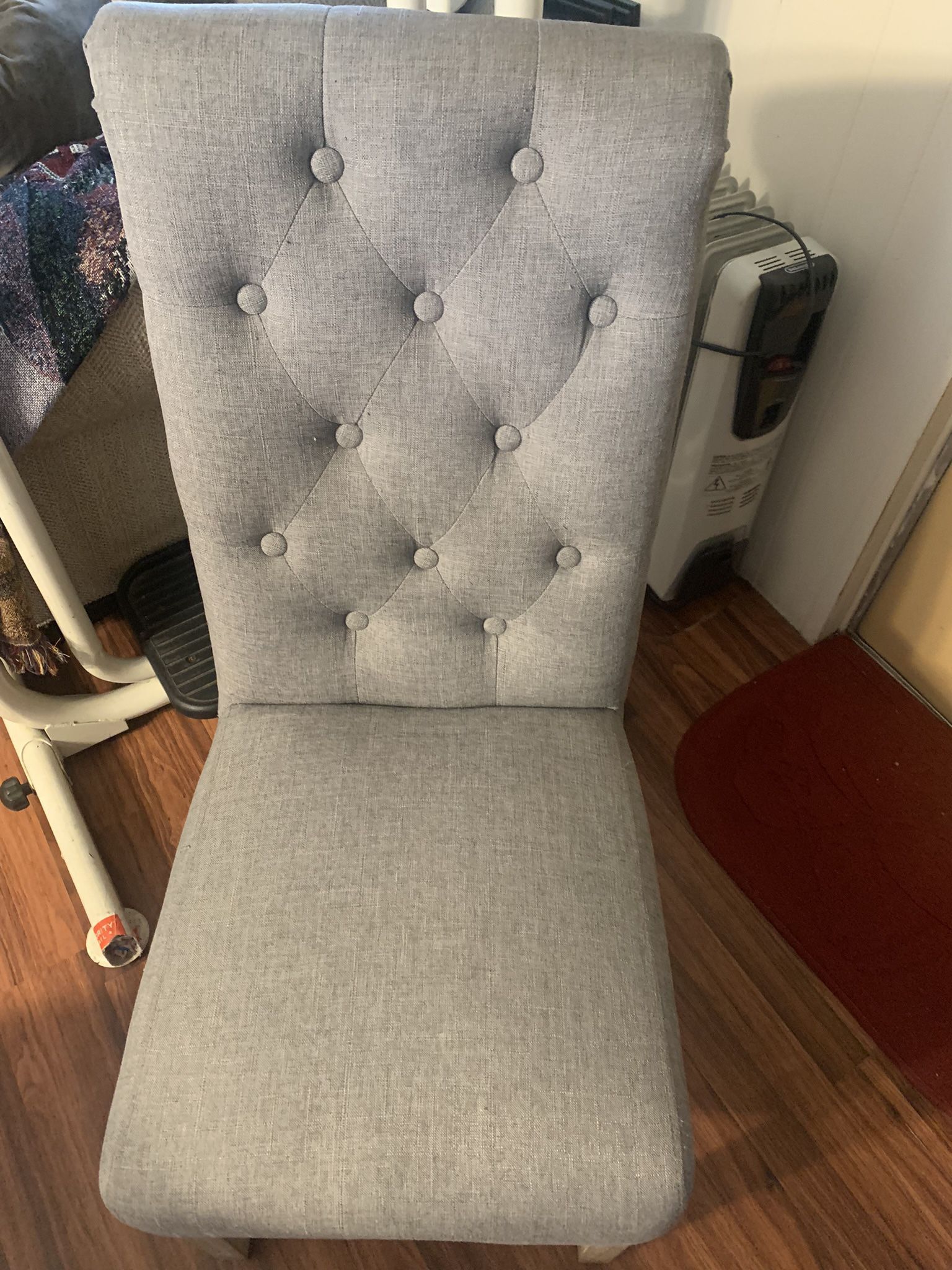At Home 3 Chairs Gray  $25 C/u. Make Ofert 