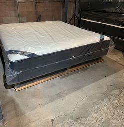 Cal king size Mattress Pillow top new