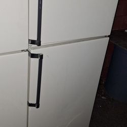 24" Apartment Size Refrigerator 