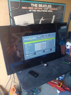 an Insignia 42-inch LCD/LED TV displaying its standard settings menu in Spanish.