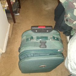 Tons Of Luggage Suit Bags Carry One N Brief Cases 