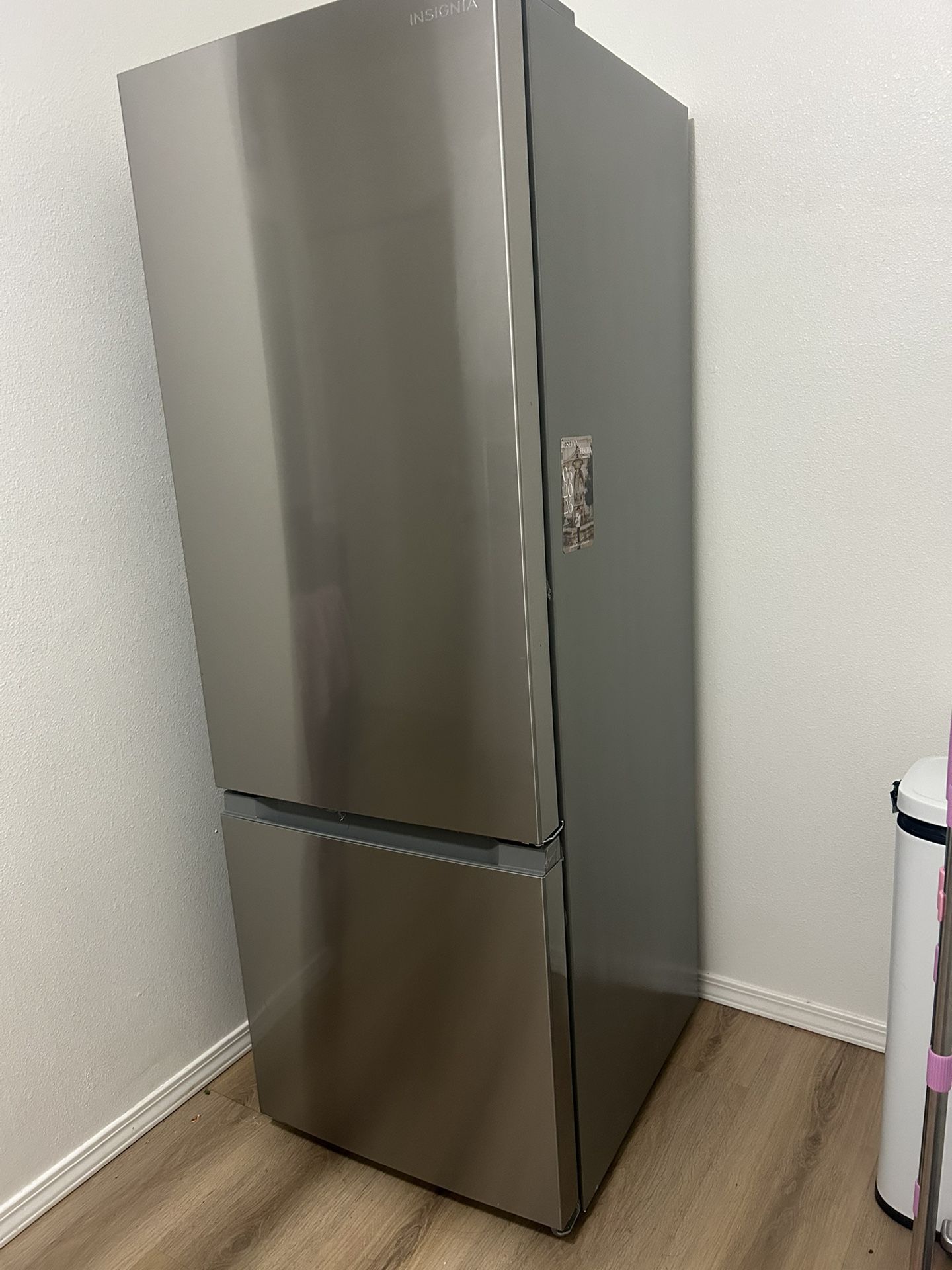 Studio Refrigerator Insignia 11.5 Cu. Ft.