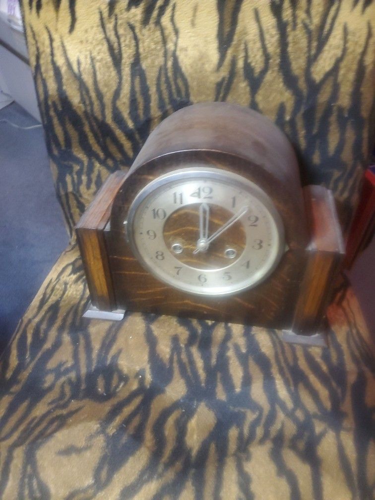 Antique clock wind up