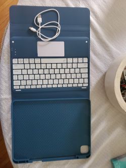 I pad case with keyboard 