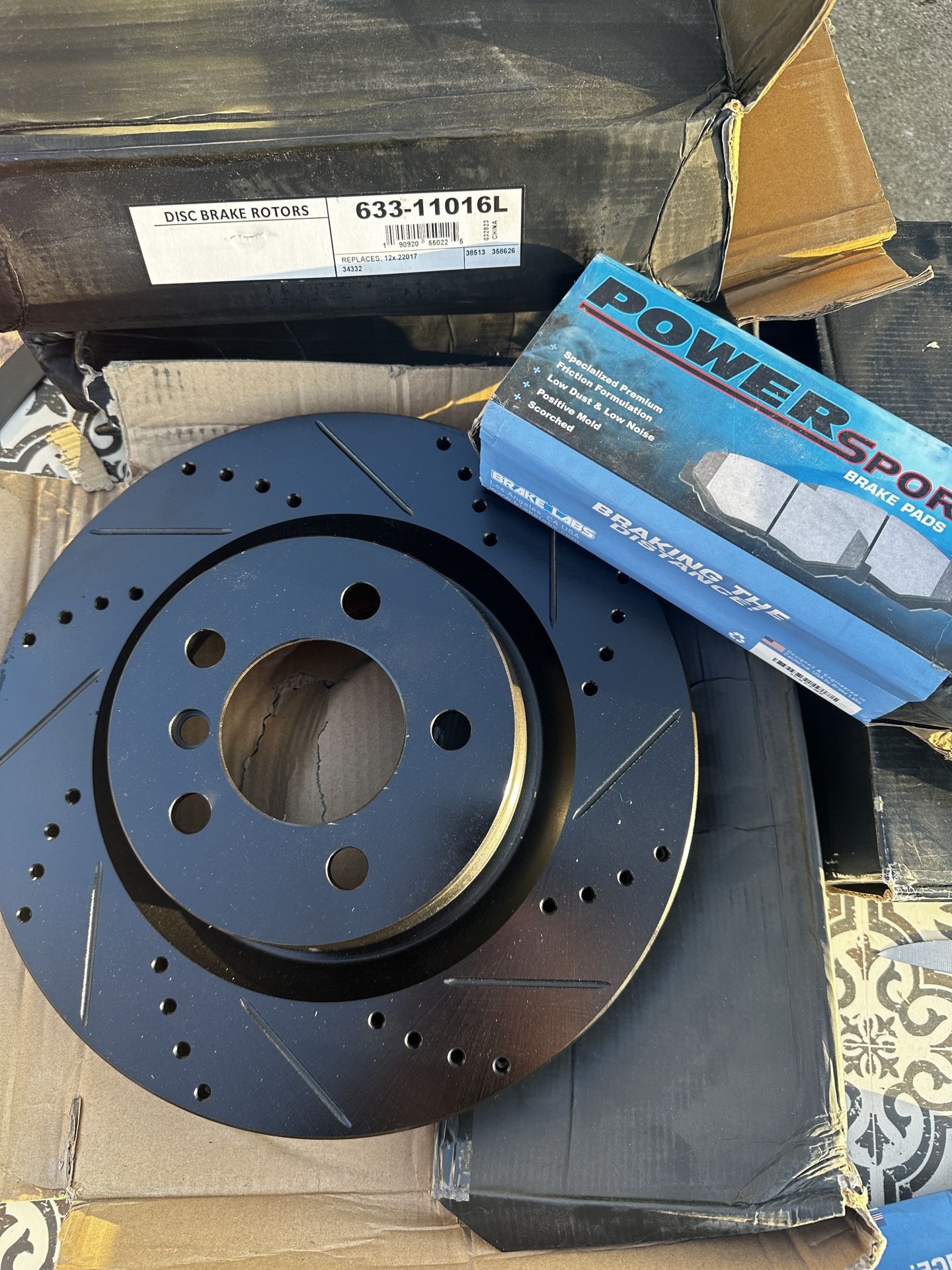 BRAKE SET: 4 Rotors and Brake pads (front+rear) Fits 2006-2012 Land Rover’s