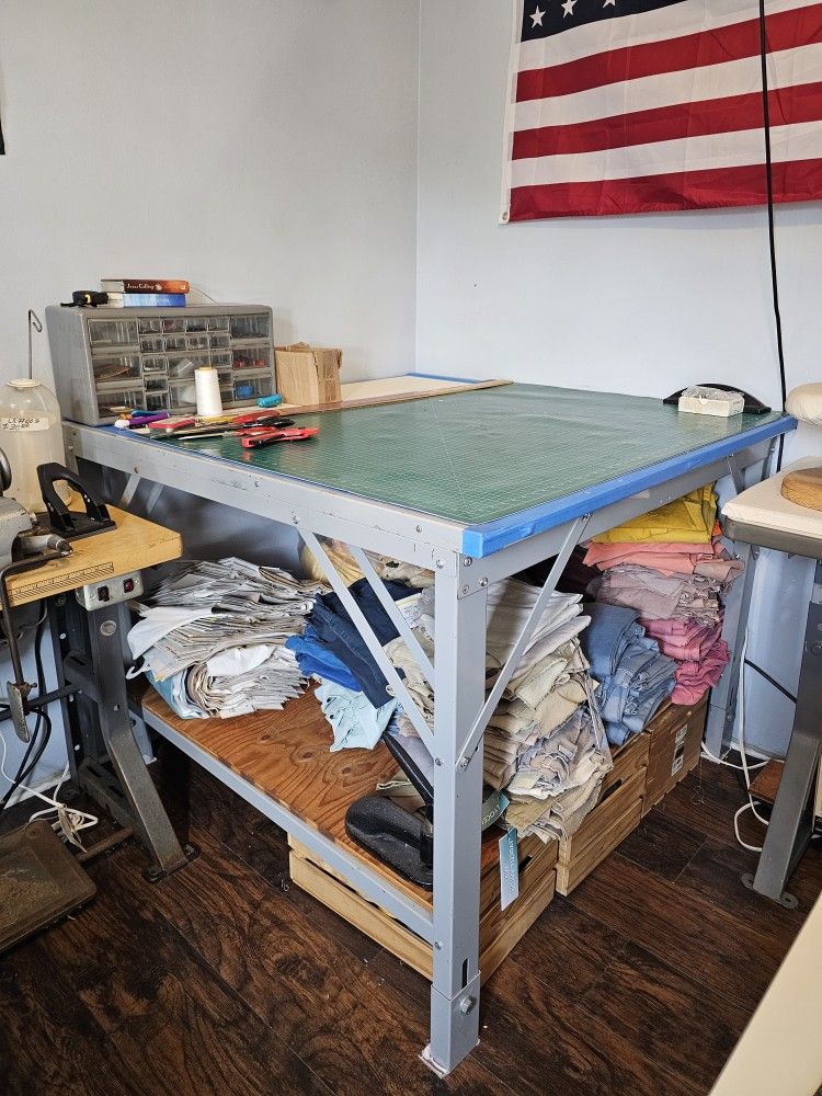 CUTTING TABLE