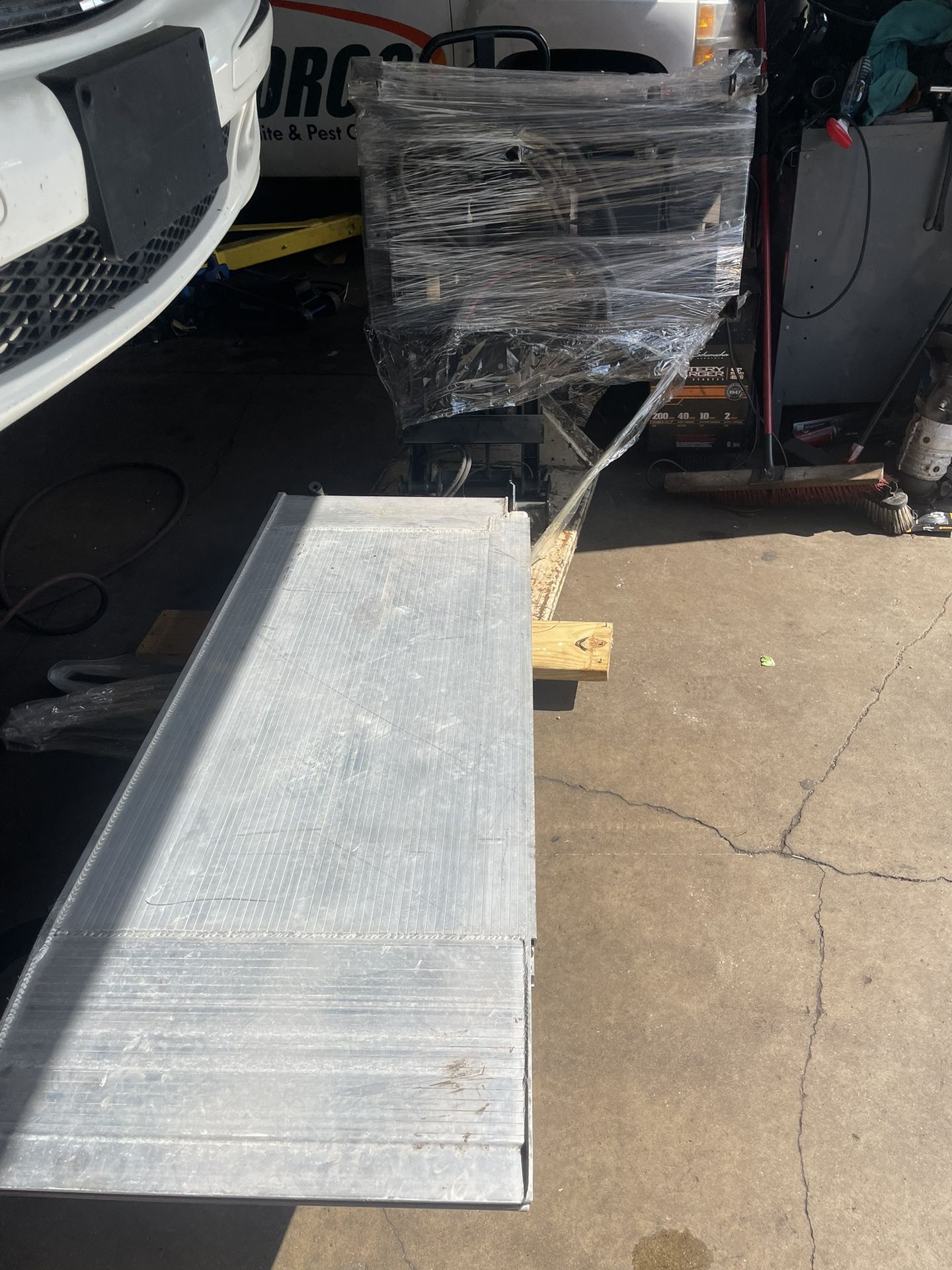 Tailgate lift for cargo van