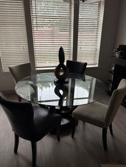MODERN ROUND TABLE