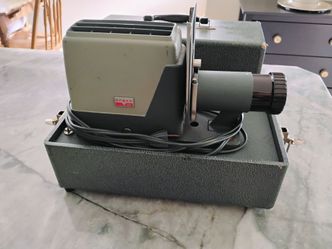 Argus slide projector with case