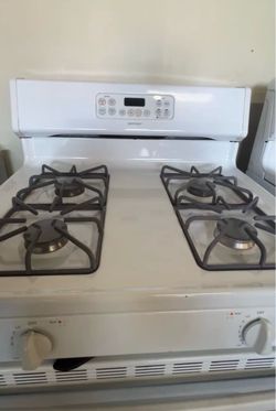 🔥 Hotpoint 30” Gas Range – White – $380