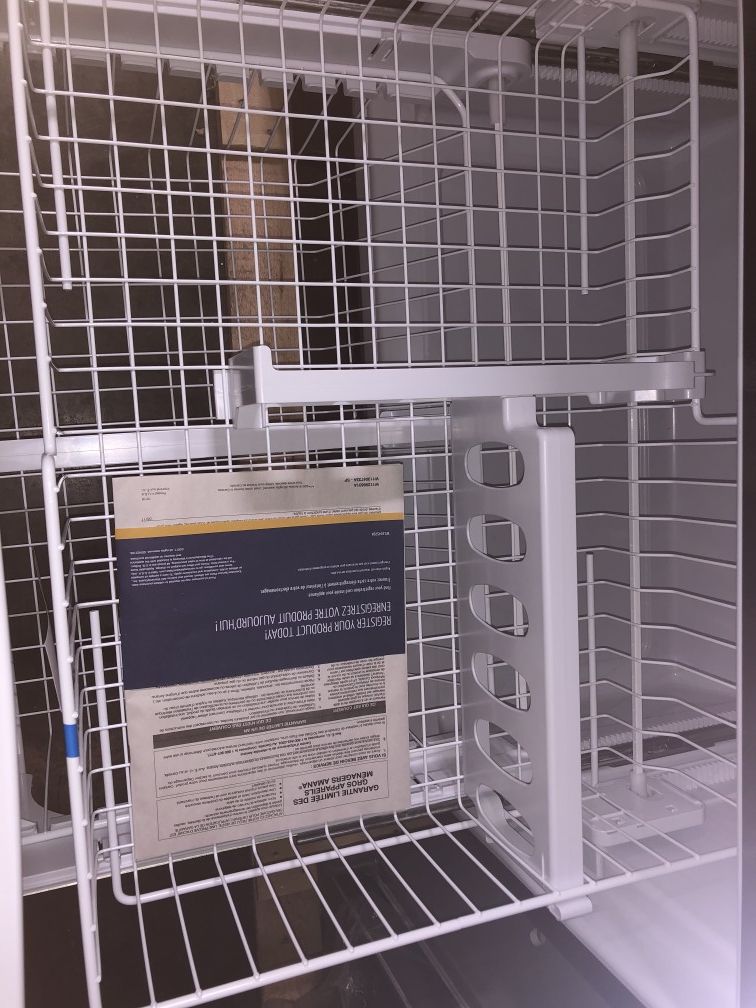 ABSOLUTELY BRAND NEW Amana 22.cu. ft. Bottom Freezer Refrigerator in Black !!!!! DON'T MISS OUT