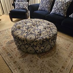 tufted ottoman Like New