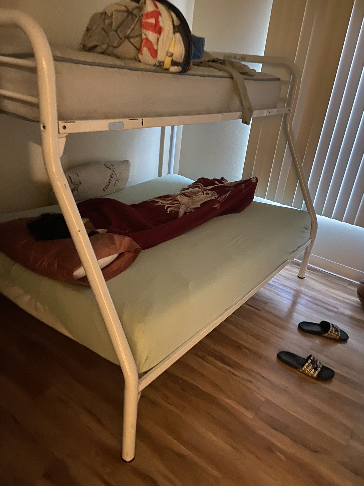 Full/twin bunk bed