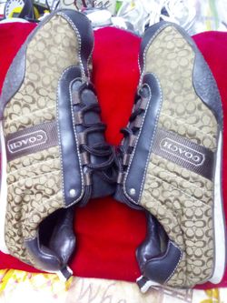 COACH  USED WOMAN,S  SHOES  SIZE 8 FOR SALE $50.00 DOLLARS