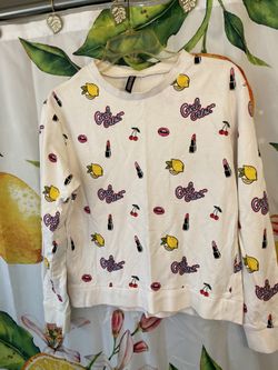 Trendy pre owned white sweat shirt sz med Trendy White sweat shirt H&M Divided med pre owned