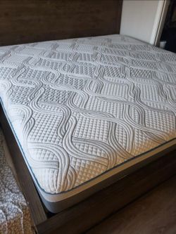 like New King Size Sealy Posturpedic Hybrid elite luxury mattress