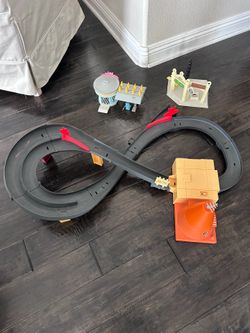 Toy car racetrack