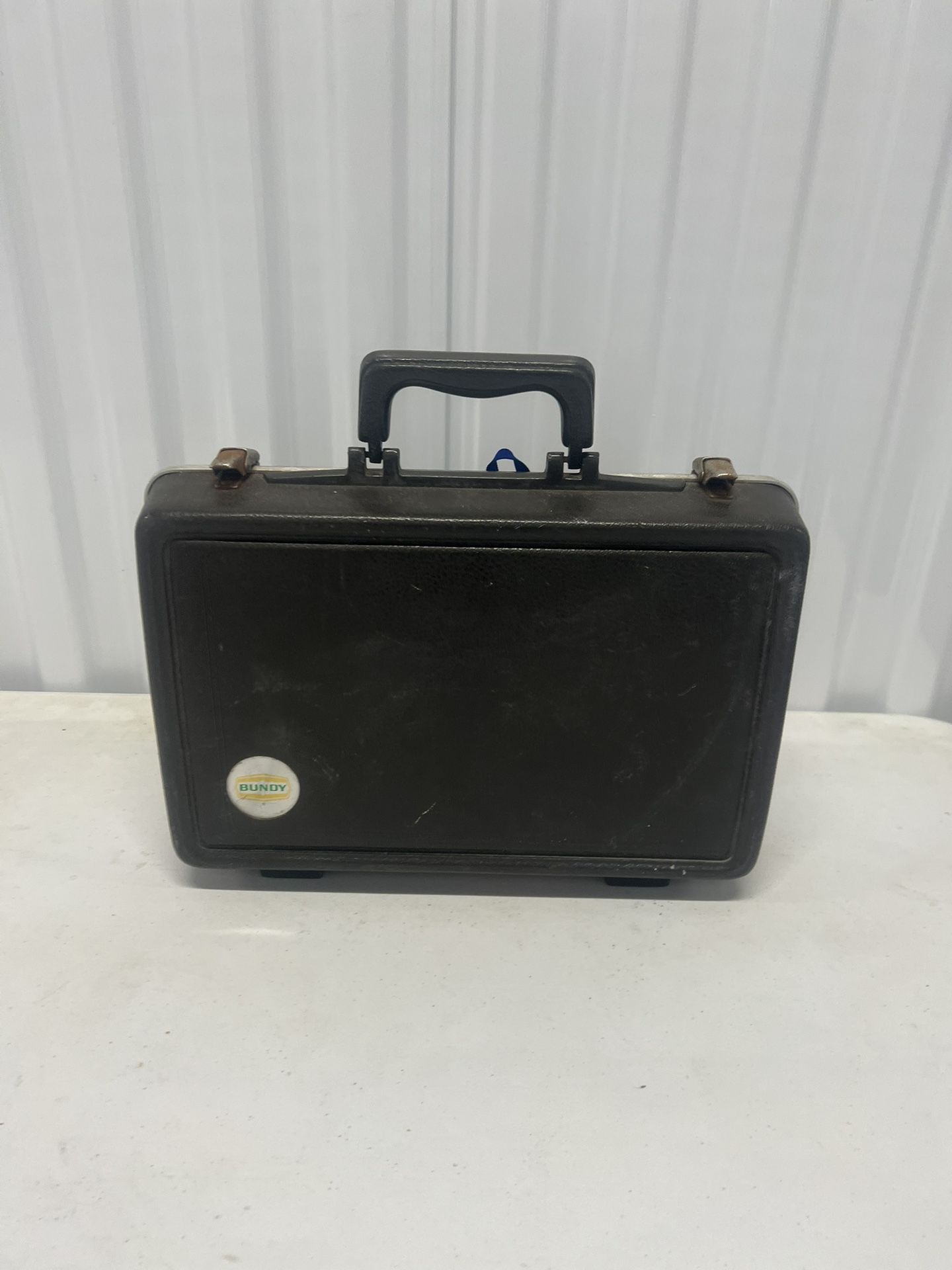 Bundy Resonite Clarinet by The Selmer Company With Case For Parts Or Repair Only. Sold for parts or repairs only! Simply it’s missing the mouth piece