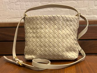 Women’s Beige Woven Crossbody Bag Magnetic Closure, Detachable Strap Gold Tone