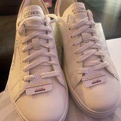 Women Skechers Size 7