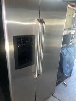 Ge refrigerator stainless steel everything works