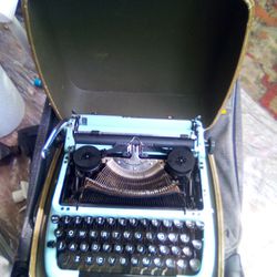 Vintage T 1950's Typewriter for Sale