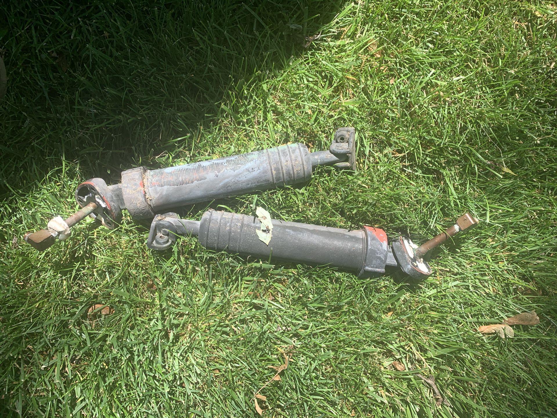 Rear boat struts