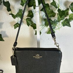 COACH Corner Zip Wristlet – Classic Black & Gold