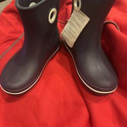 NWT  Croc Boots In Dark Blue   Size W3