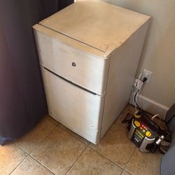 Whirlpool Mini Fridge W Freezer 