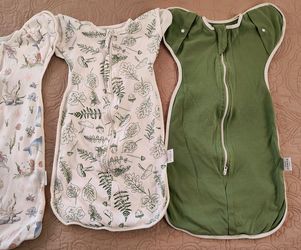 Baby swaddles size medium. Fontana pickup.