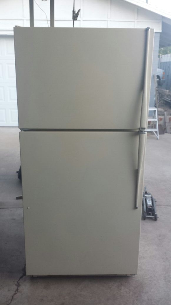 Hot point refrigerator 20.6 cu.ft refrigerator freezer