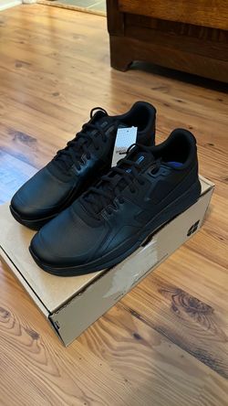 Men’s slip resistant shoes, size 12 new