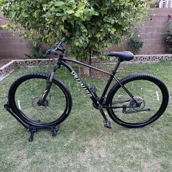 SPECIALIZED ROCKHOPPER 29 ER MOUNTAIN BIKE, 8X3 SPEED, HYDRAULIC DISK BRAKE, SR SUNTOUR FRONT SUSPENSION, SHIMANO ACERA COMPENENTS. LIKE BRAND NEW 