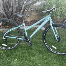Extra small Breezer 8speed  aluminum frame with 27.5 inch wheels bike is in excellent condition there are $660 out the door