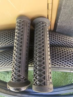 29 " cult vans tires and grips