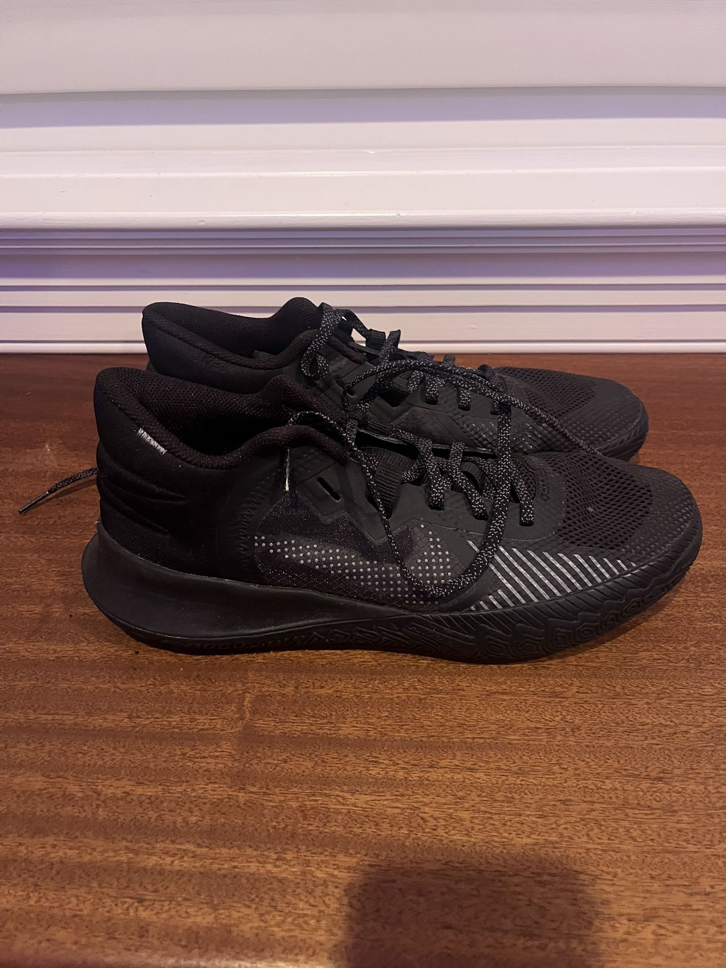 Nike Kyrie Basketball Shoes (Size 10.5)