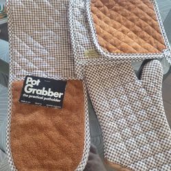 BRAND NEW Pot Holder And Mits