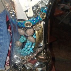 Jewlery Jar With Wearable Jewlery