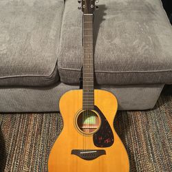 Yamaha Acoustic Guitar with case