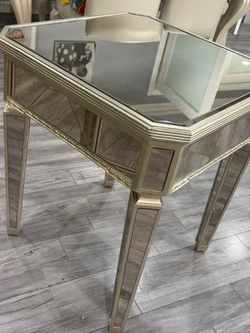 Gorgeous Mirrored End Table / Accent Table ✨  Beautiful mirrored accent table with an elegant glam design. Features a fully mirrored top and sides, go