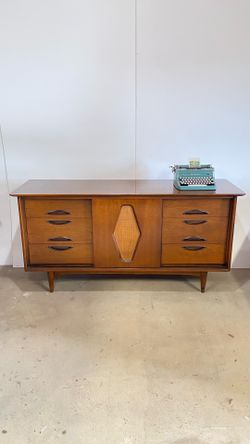 1960s Madmen Style Mid Century Modern Walnut Credenza 9 Drawer Sideboard Dresser