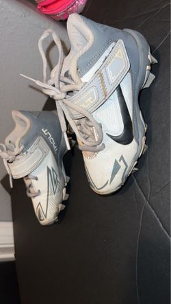 Base ball cleats