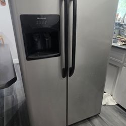 Frigidaire refrigerator with water & ice dispenser 