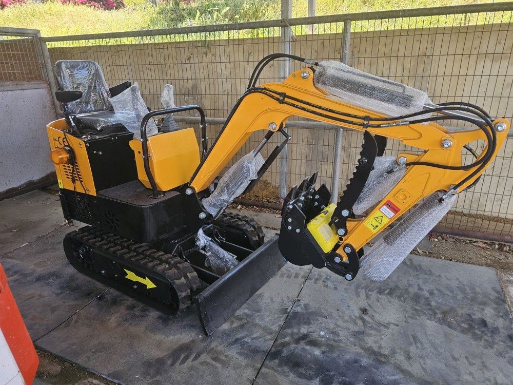 Mini Excavator Backhoe Briggs & Stratton With Thumb Grapple
