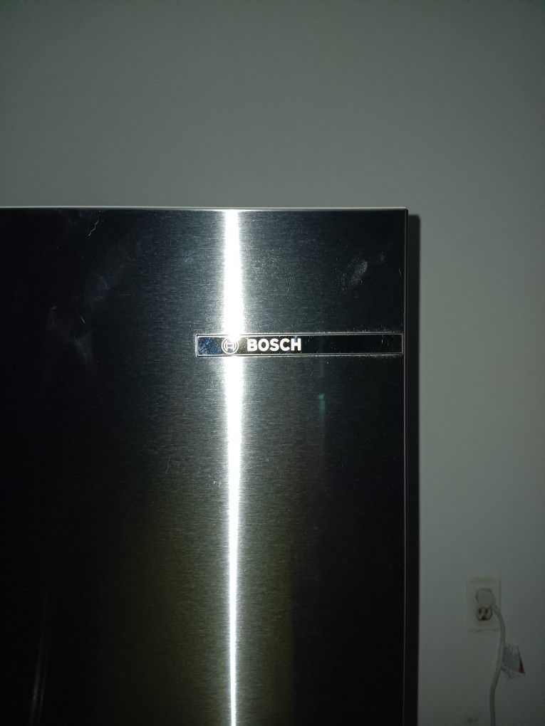 Bosch refrigerator in good condition, good freezer, same refrigerator part, interested parties for more information
